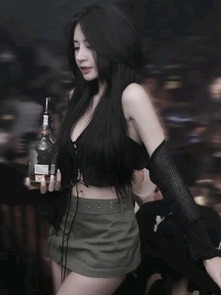 gái xinh quẩy bar sôi động