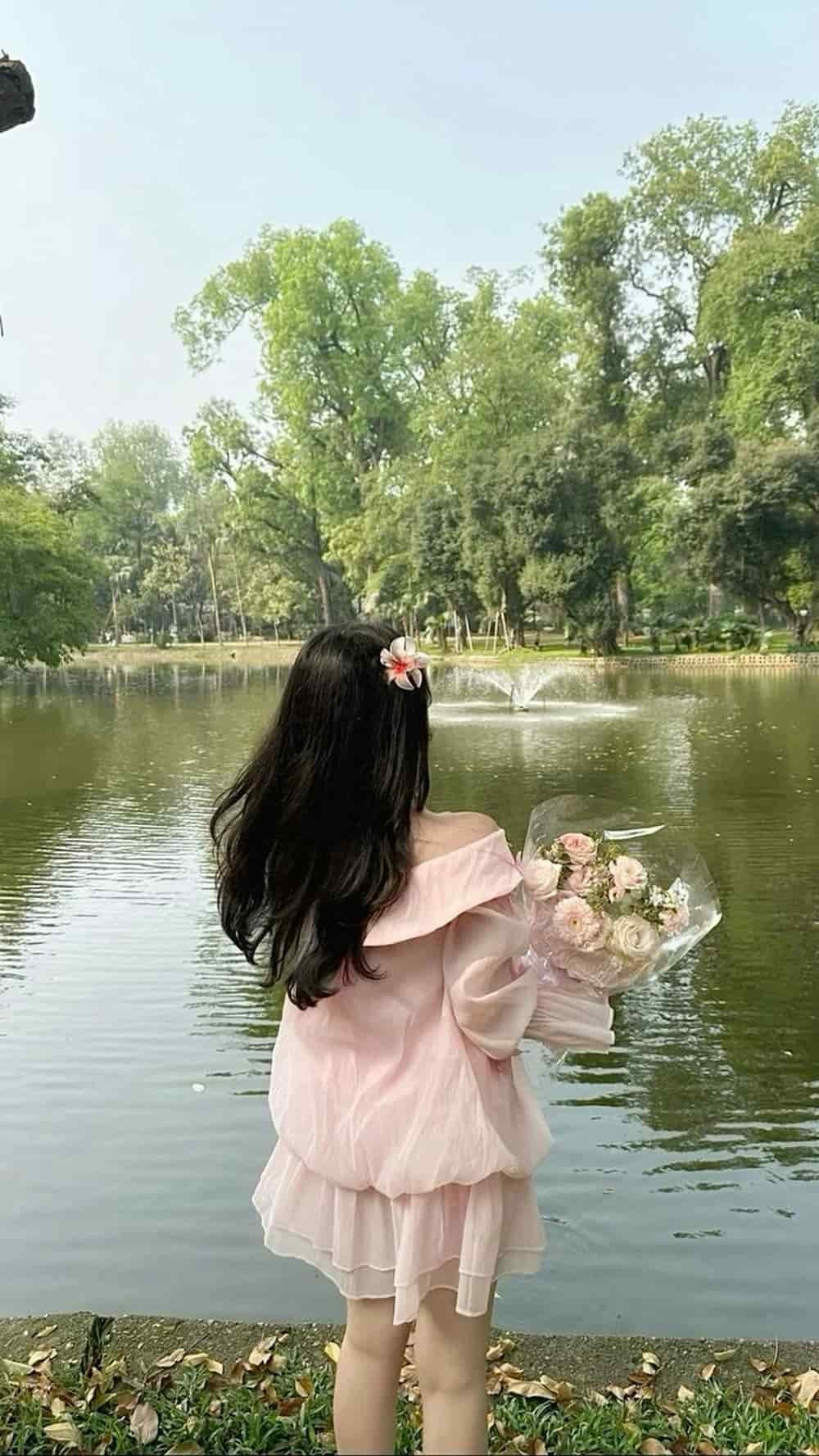 gái xinh quay lưng đáng yêu