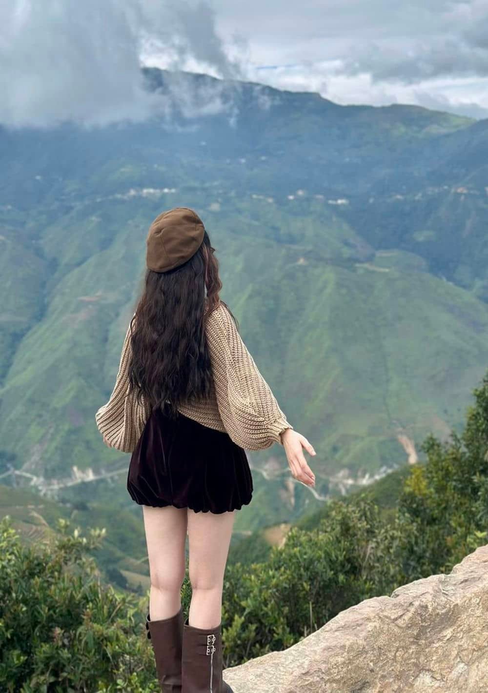 gái xinh quay lưng nhẹ nhàng