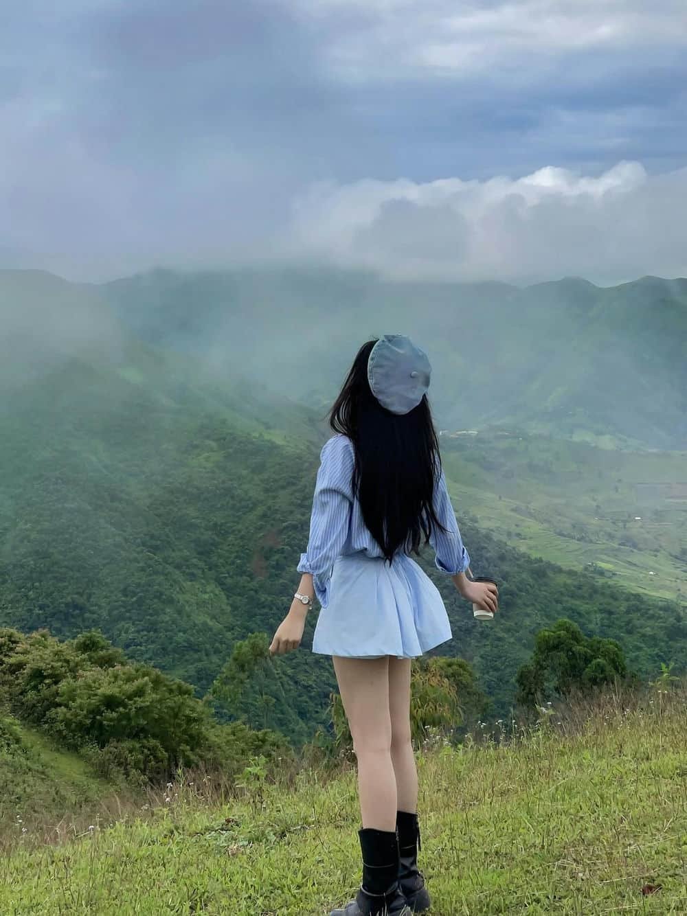 gái xinh quay lưng tươi tắn