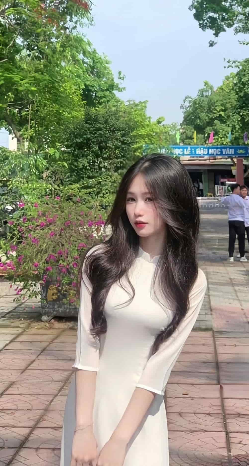 gái xinh thanh lịch áo dài trắng