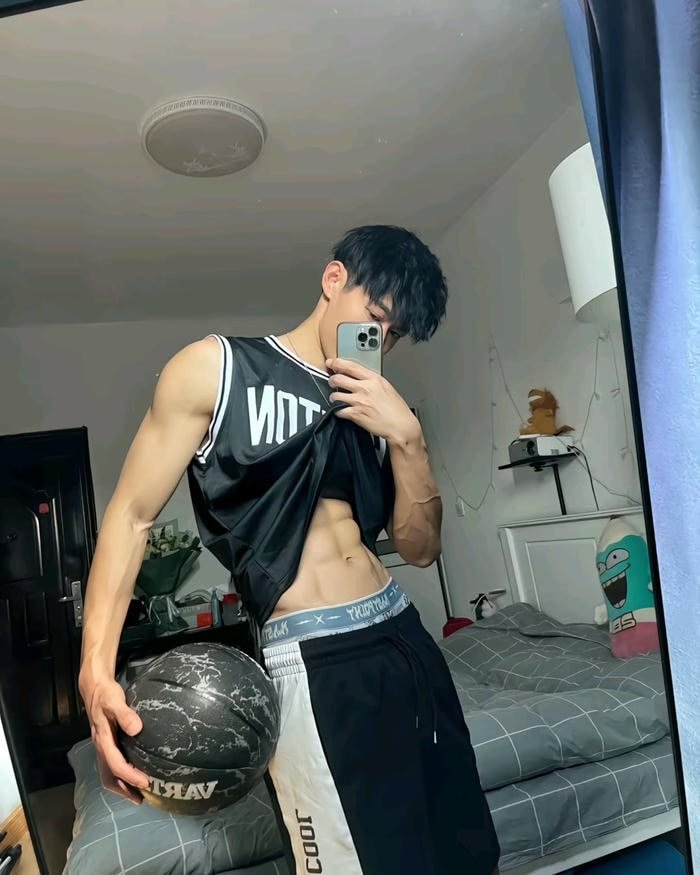 hình ảnh trai đẹp giấu mặt