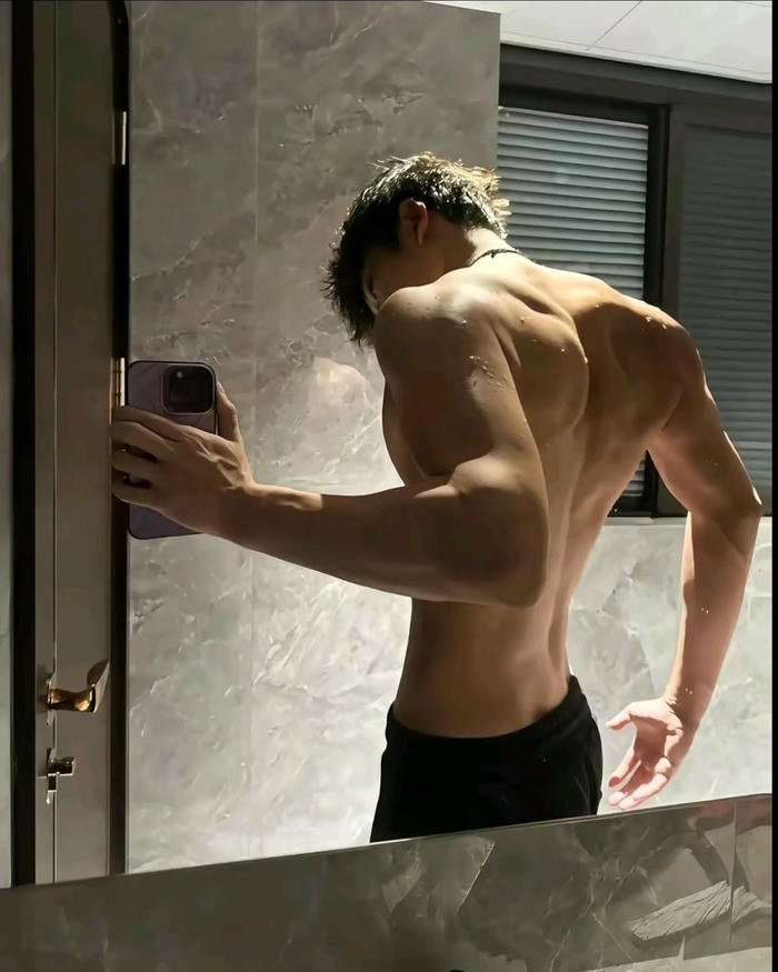 hình trai đẹp chụp sau lưng