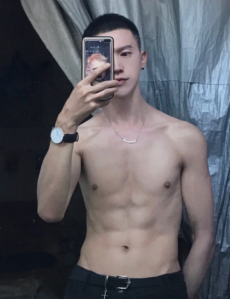 trai đẹp 6 múi trung quốc che mặt bằng điện thoại