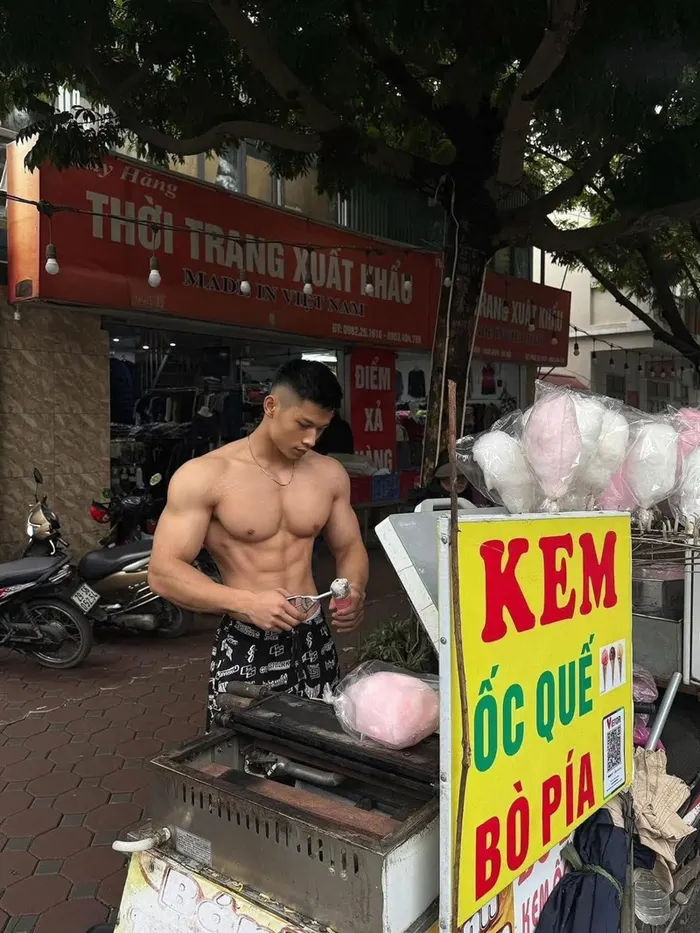 trai đẹp cơ bắp bên lề đường