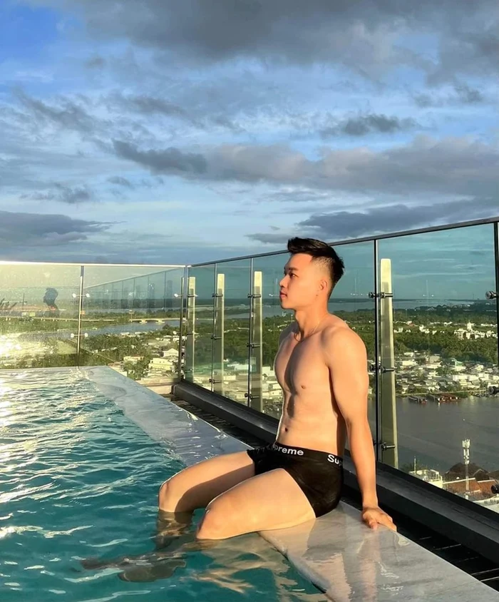 trai đẹp cơ bắp bơi