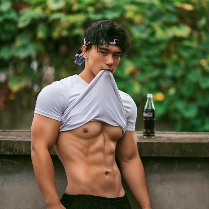 trai đẹp cơ bắp cắn áo