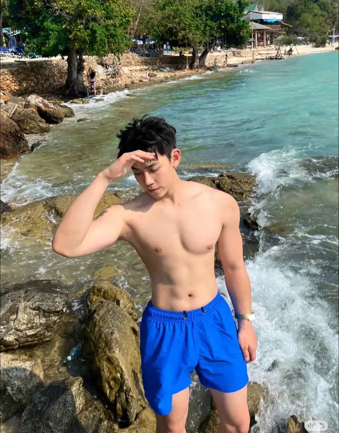 trai đẹp cơ bắp chụp ảnh hbieenr