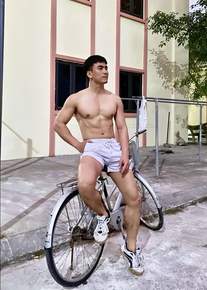 trai đẹp cơ bắp đạp xe