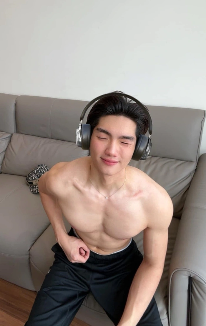 trai đẹp cơ bắp đeo tai nghe