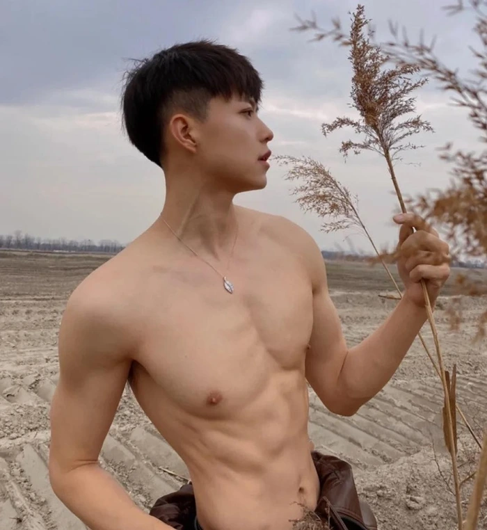 trai đẹp cơ bắp đeo vòng cổ