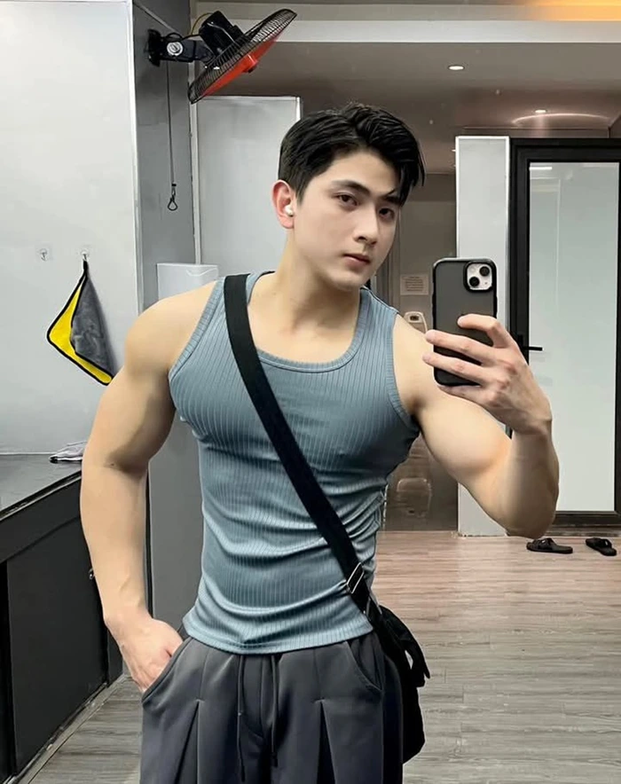 trai đẹp cơ bắp dùng iphon