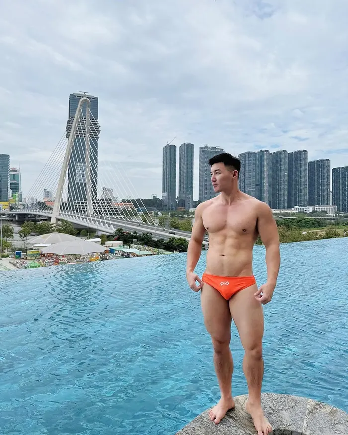 trai đẹp cơ bắp mặc quần cam