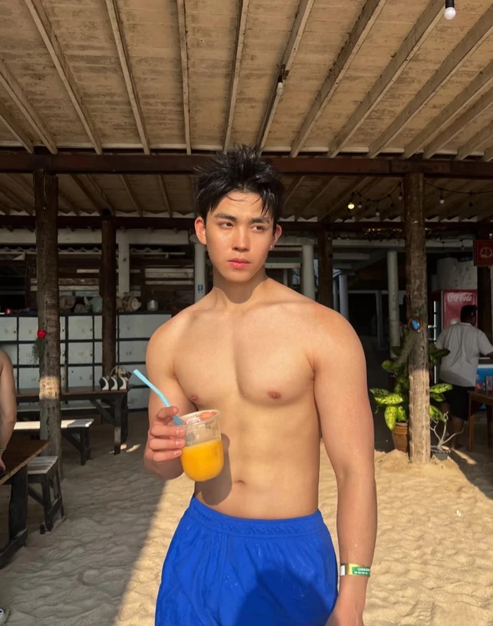 trai đẹp cơ bắp mặc quần xanh