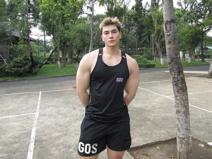 trai đẹp cơ bắp măcuj áo ba lỗ