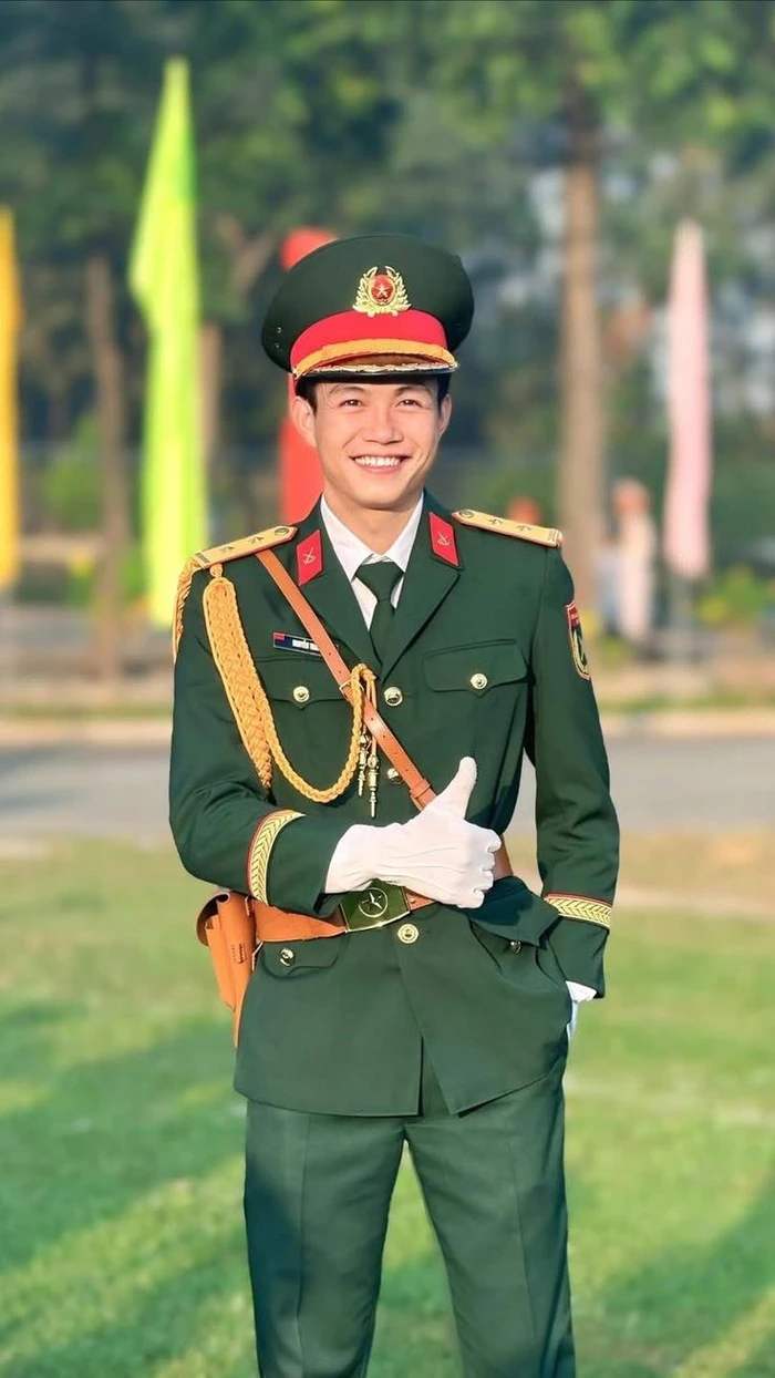 trai đẹp diễu binh thần thái tự tin