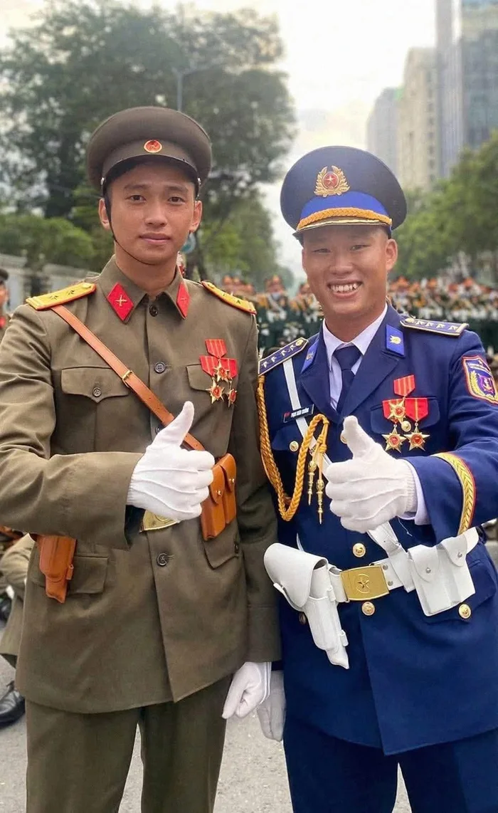 trai đẹp diễu binh trong hàng ngũ