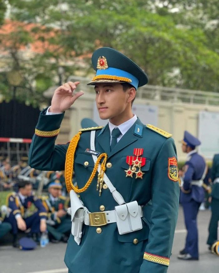 trai đẹp diễu binh trong nắng sớm