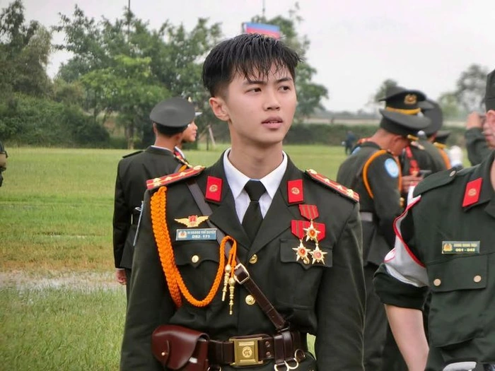 trai đẹp diễu binh trong quân phục