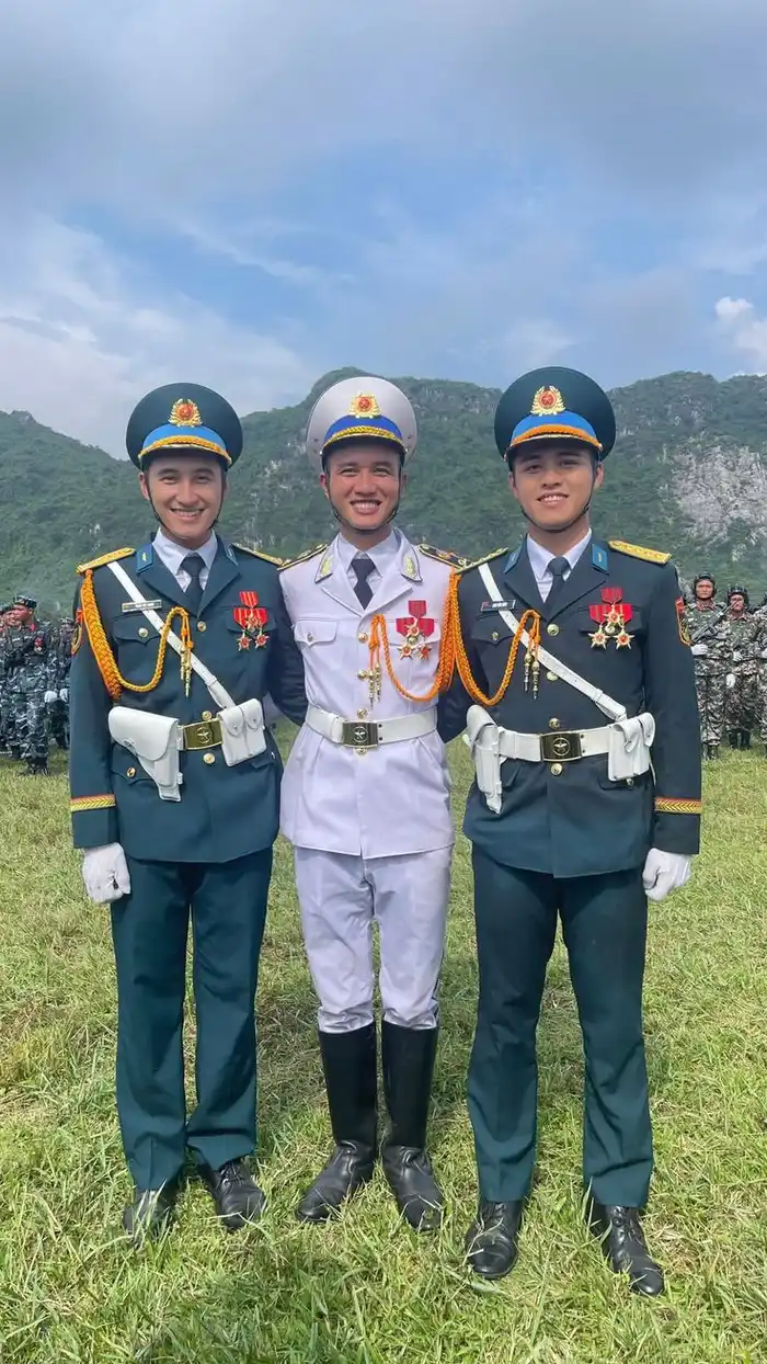 trai đẹp diễu binh tự tin trên lễ đài