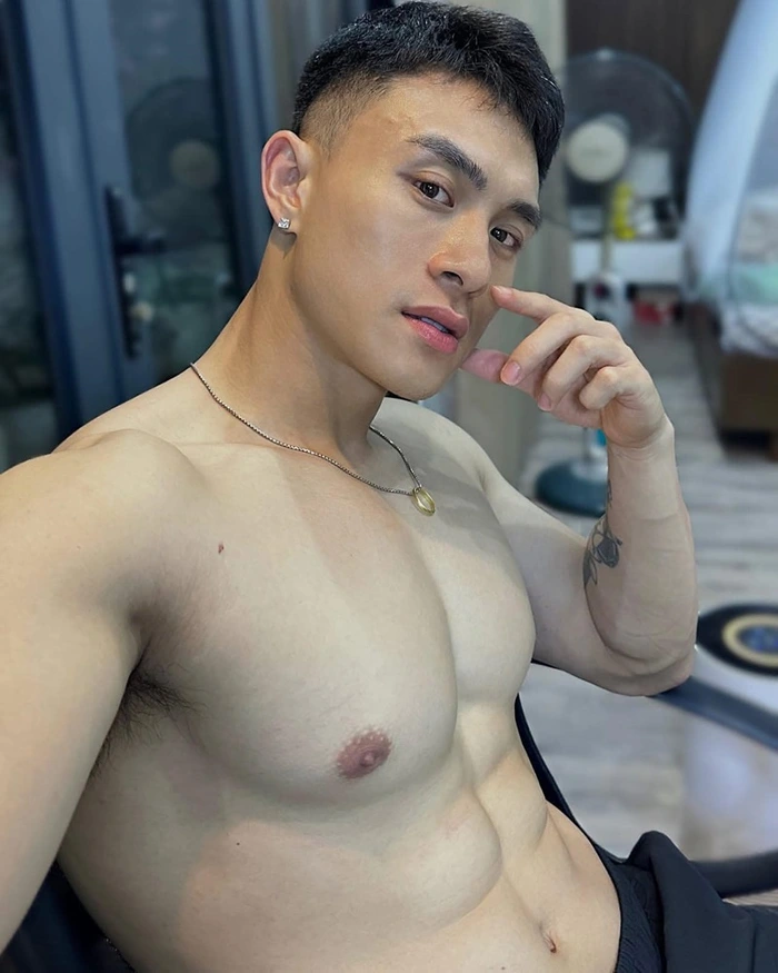 trai đẹp khoe cơ bắp