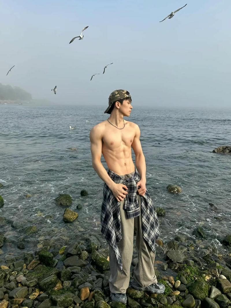 Bộ hình ảnh trai đẹp 6 múi cuốn hút