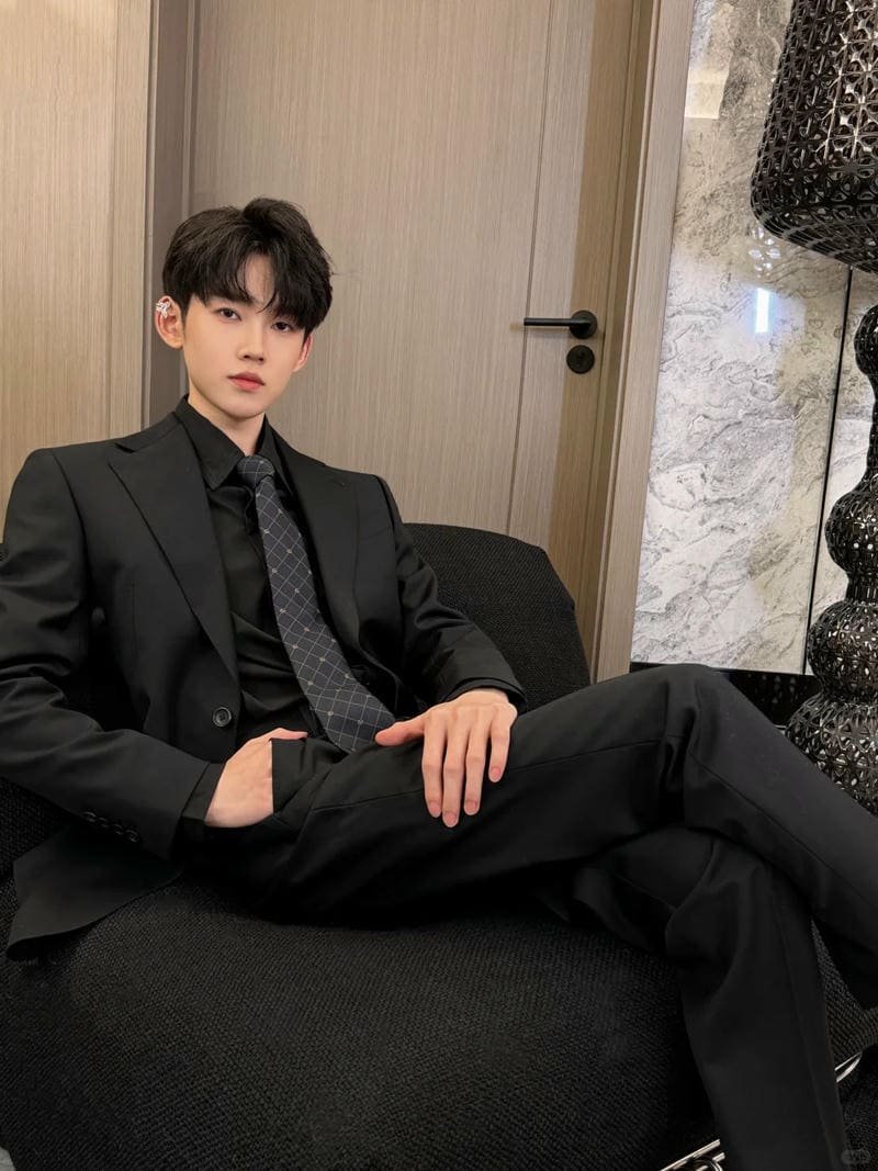 Bộ hình ảnh trai đẹp mặc vest mới nhất