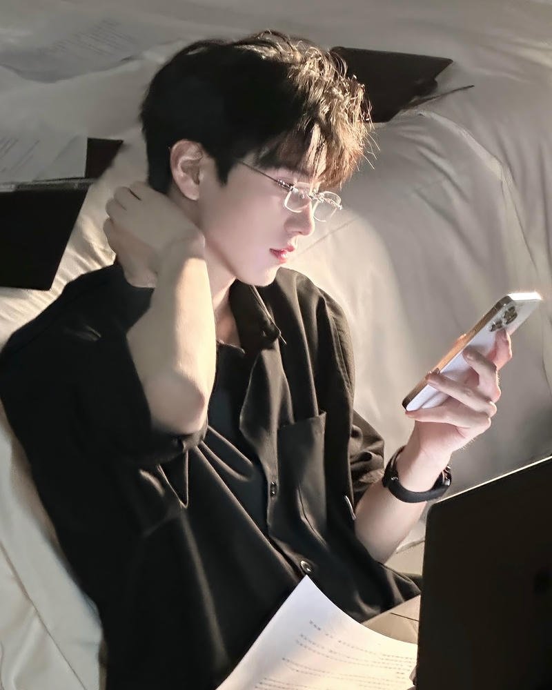 Hình ảnh trai đẹp đeo kính mới nhất