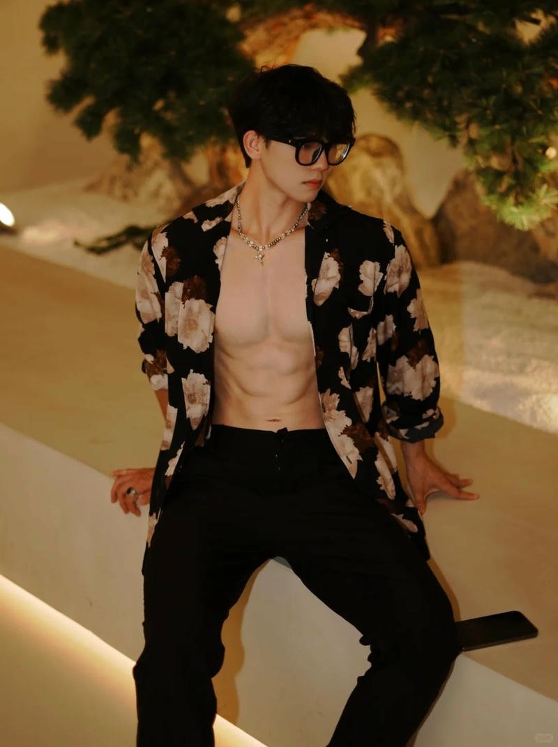 Khám phá ảnh trai đẹp 6 múi săn đẹp