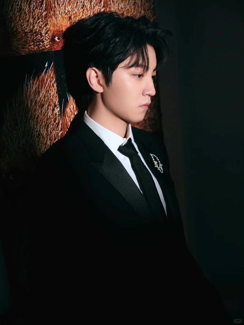 Khám phá hình ảnh trai đẹp mặc vest cuốn hút