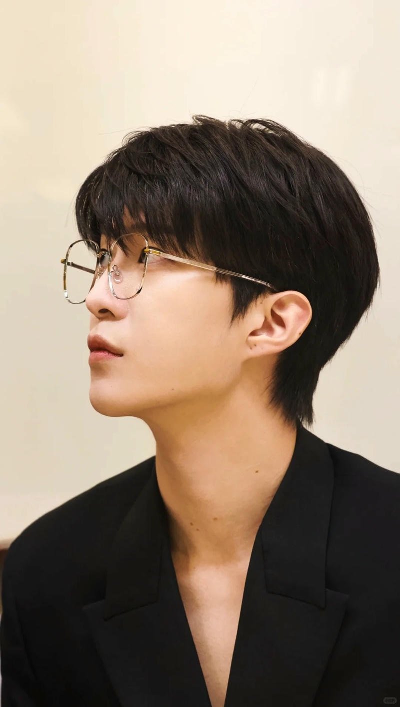 Loạt hình ảnh trai đẹp đeo kính độc quyền