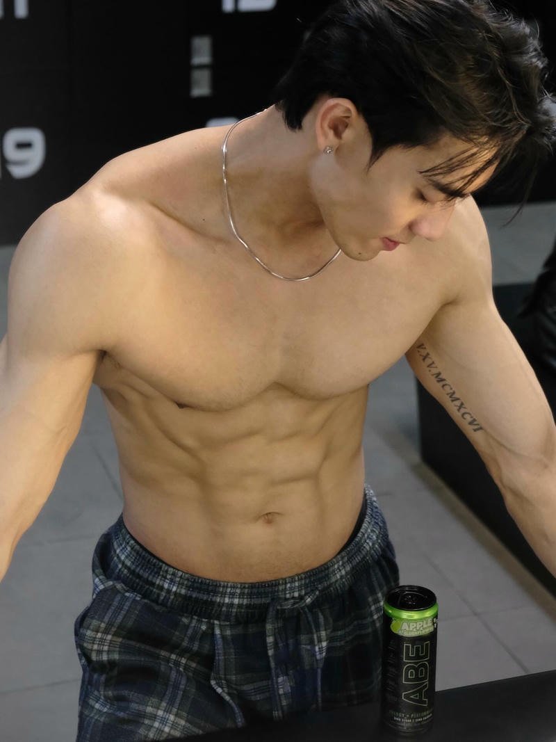 Ngắm ảnh trai đẹp 6 múi săn thu hút