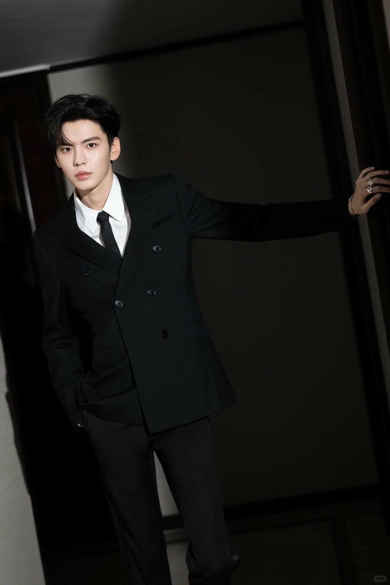 Tải ảnh trai đẹp mặc vest mới