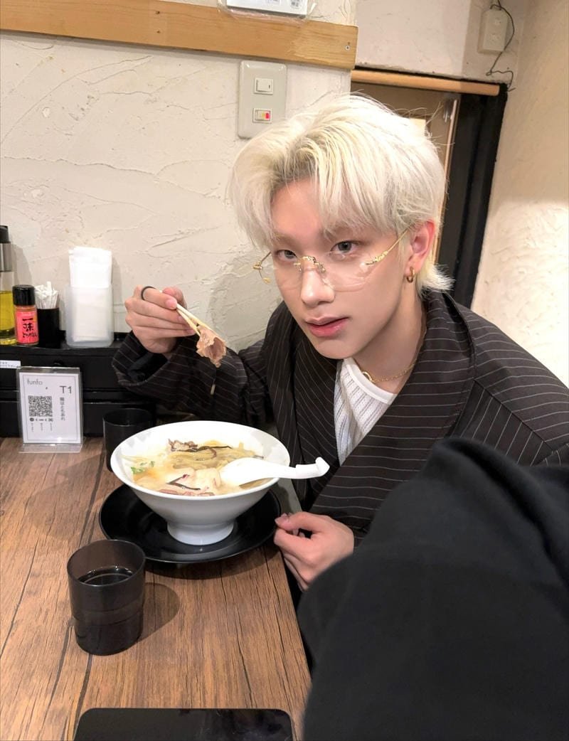 Tải hình ảnh trai đẹp đeo kính chất lượng cao