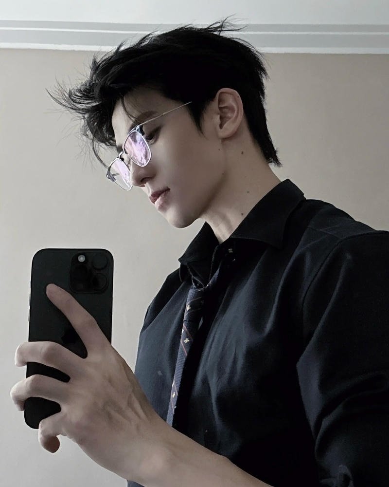 Tải hình ảnh trai đẹp đeo kính miễn phí