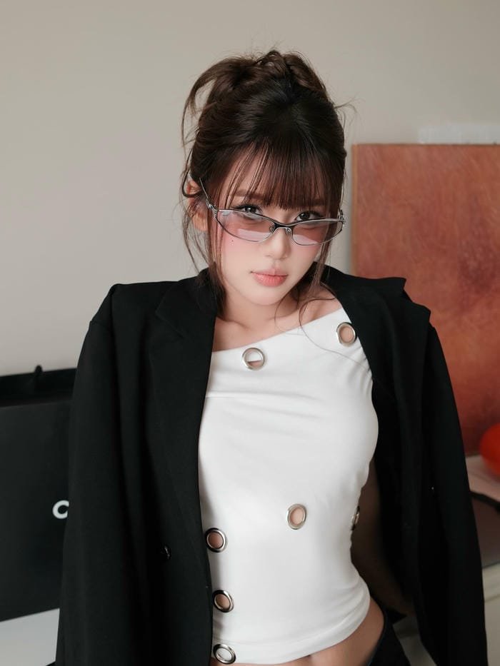 gái 2k8 sắc sảo