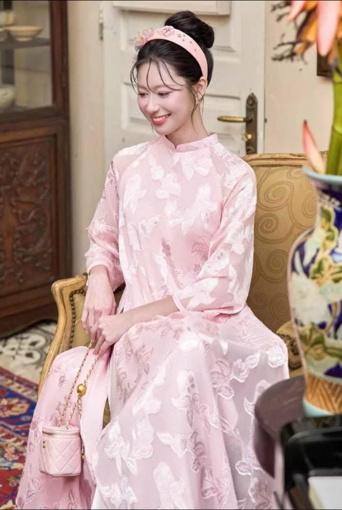 gái xinh áo dài tết mạnh mẽ