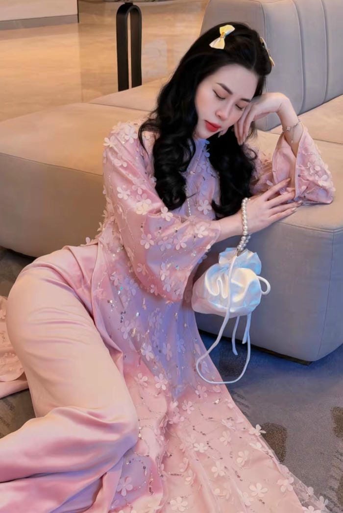 gái xinh áo dài tết sắc sảo