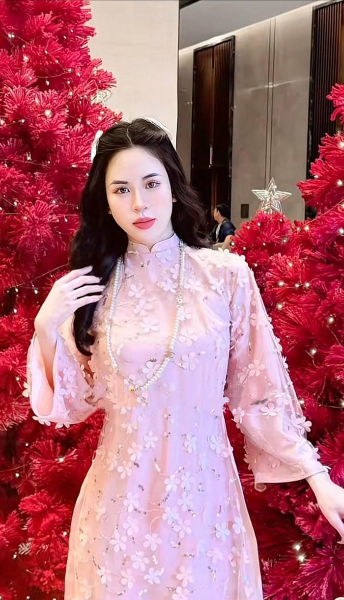 gái xinh áo dài tết tối giản