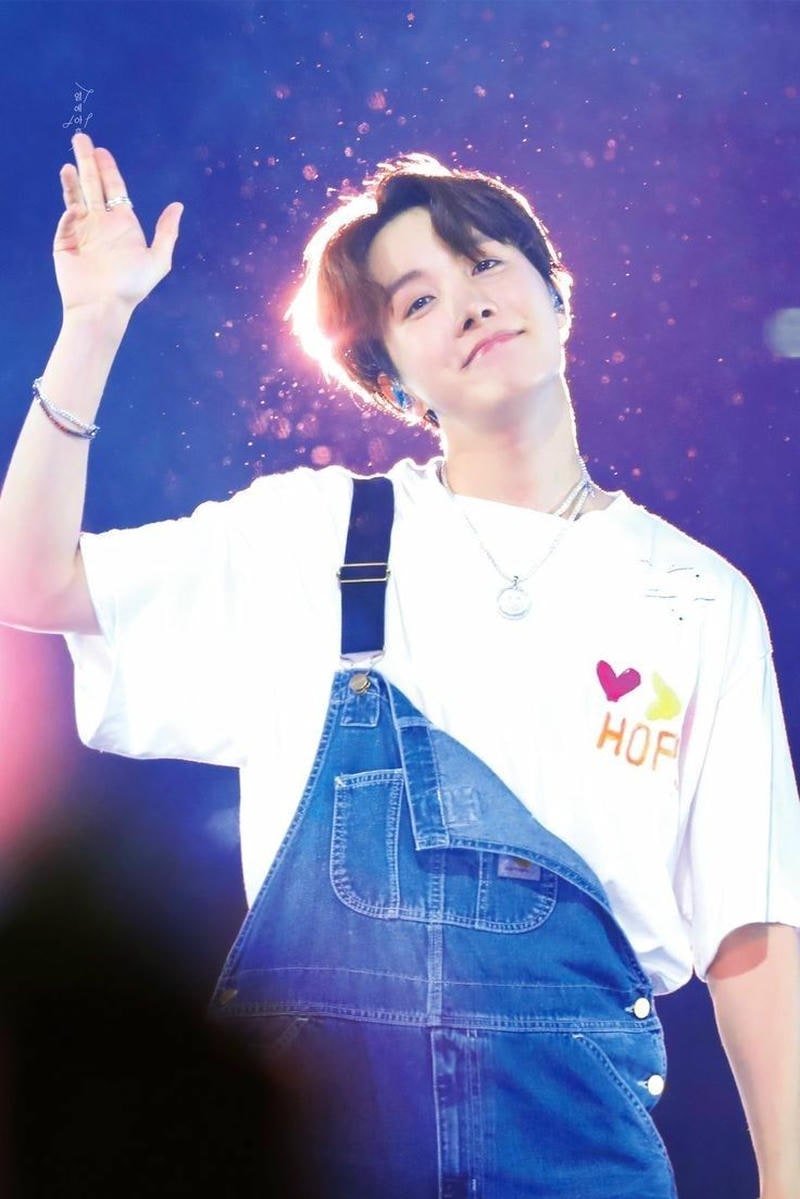 ảnh j-hope biểu diễn