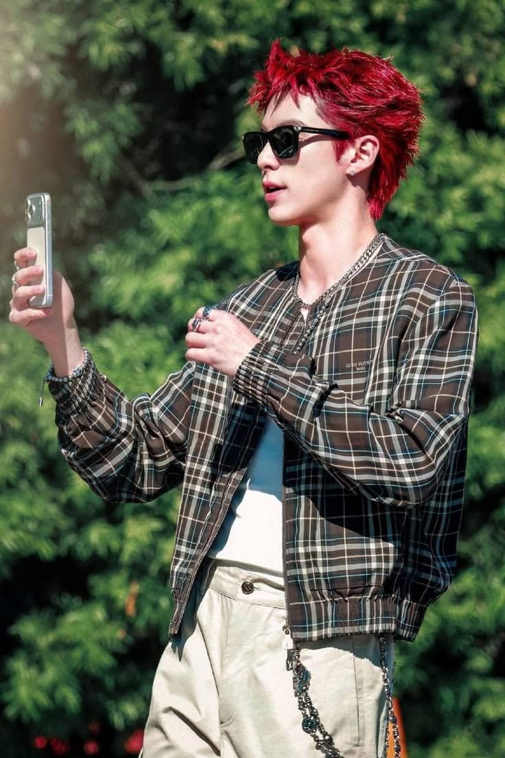 Ảnh trai đẹp đeo kính cận