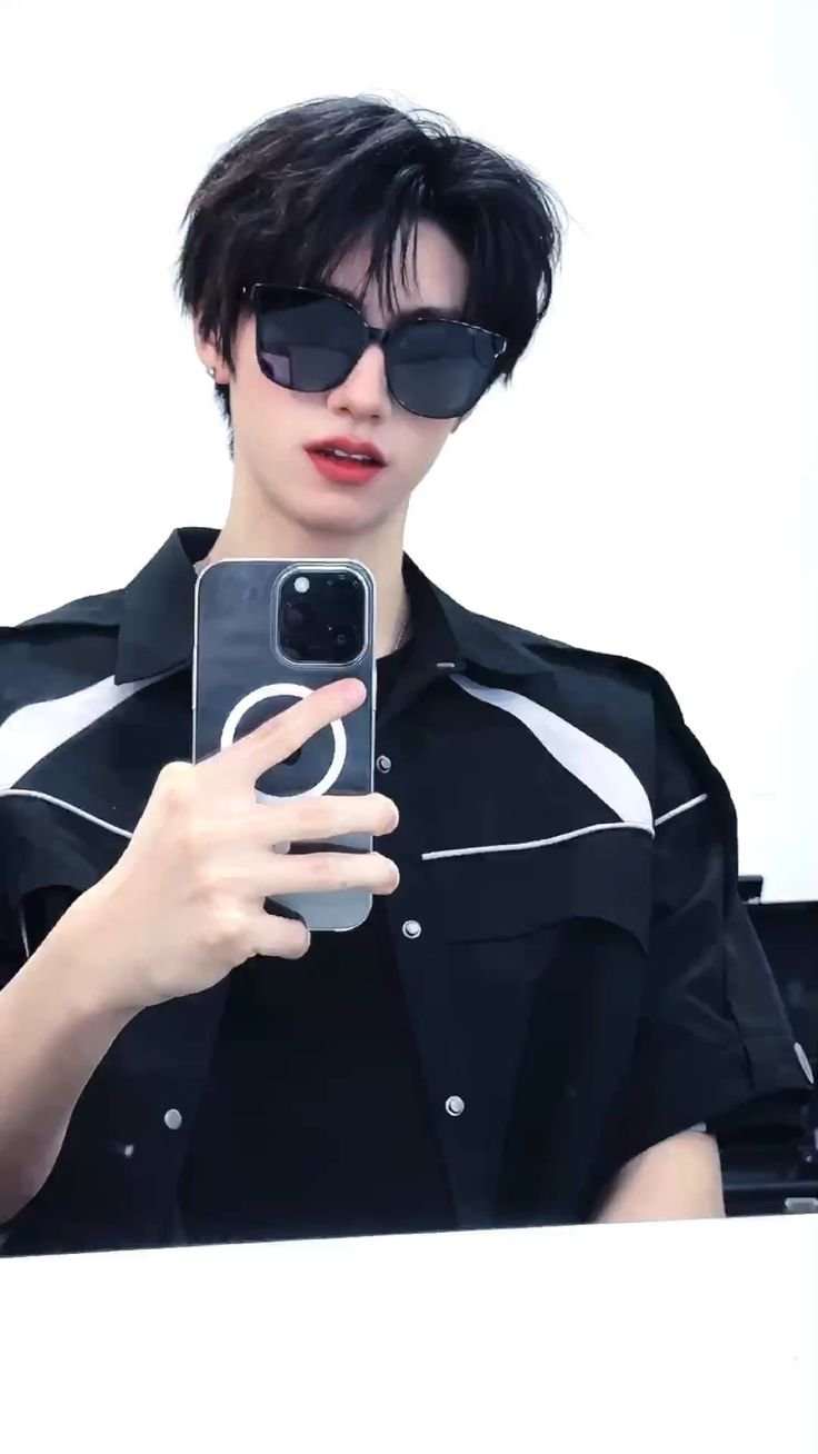 Ảnh trai đẹp đeo kính chuẩn gu