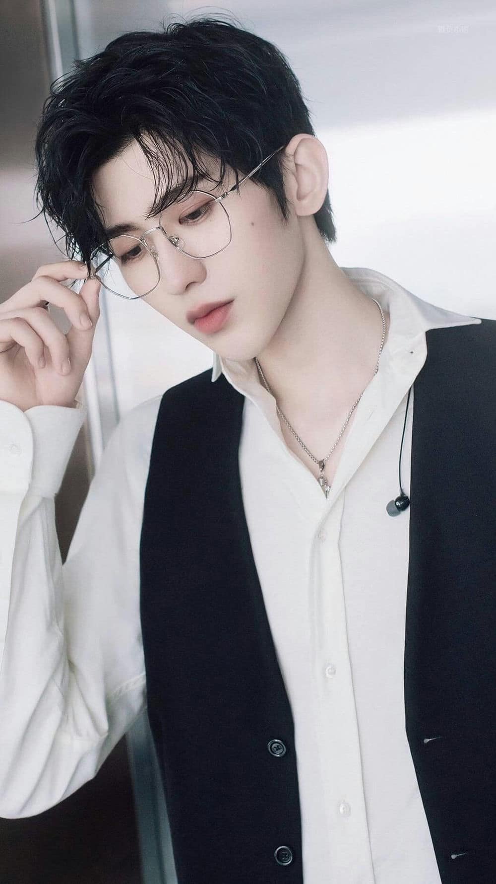 Ảnh trai đẹp đeo kính cuốn hút