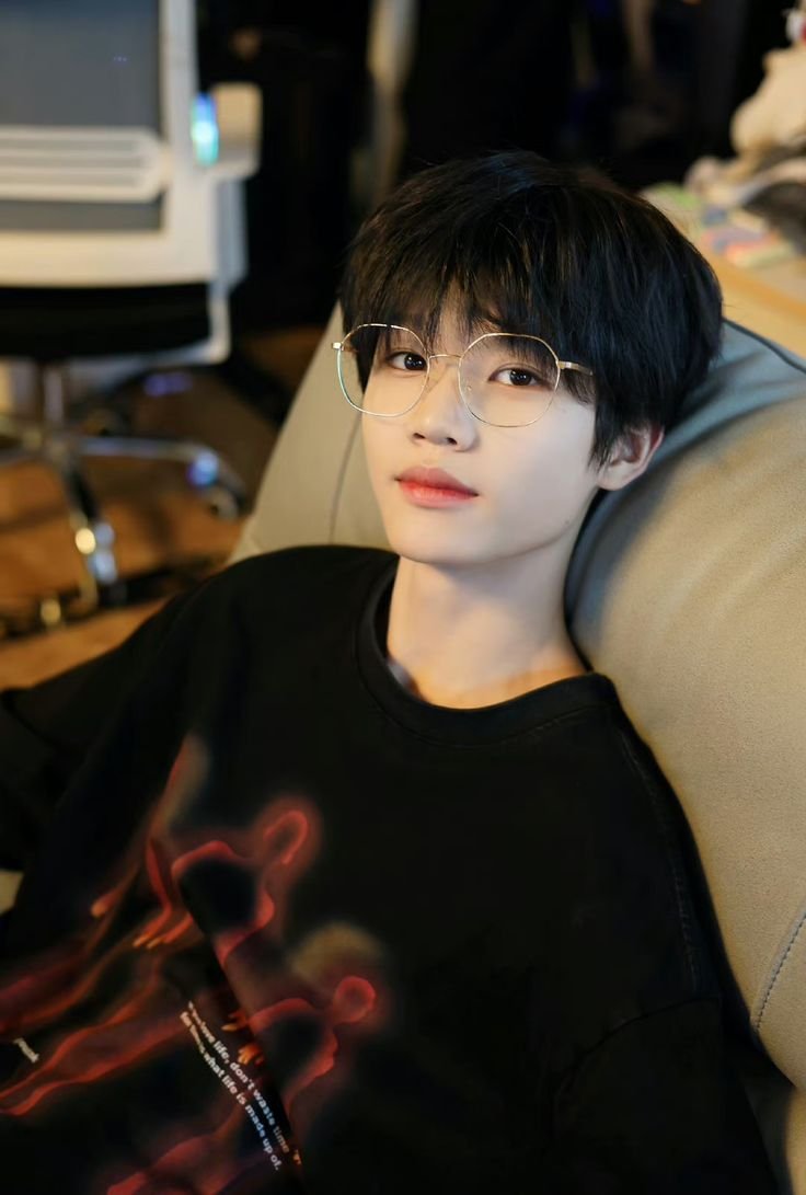 Ảnh trai đẹp đeo kính phong cách