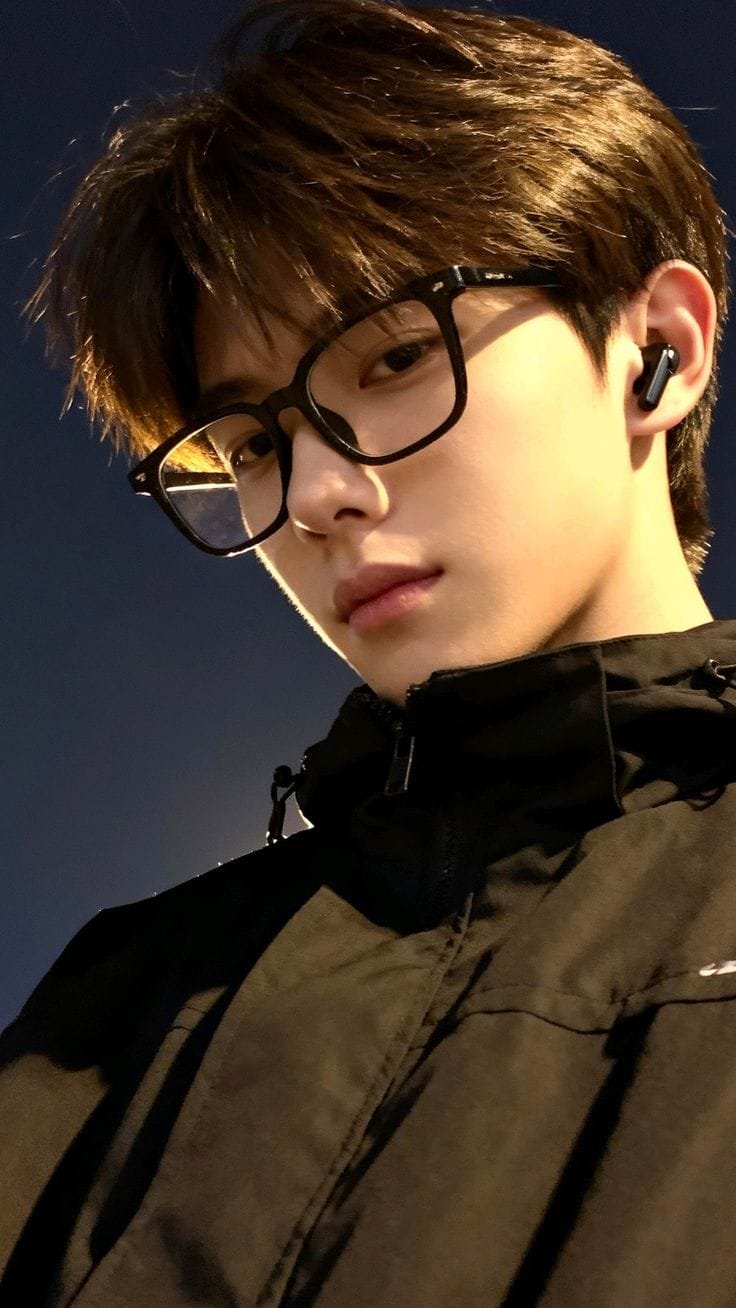 Ảnh trai đẹp đeo kính thời trang