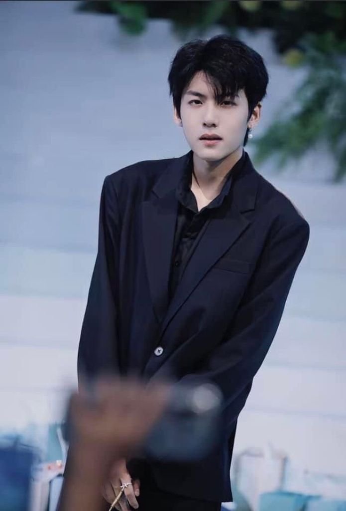 ảnh trai mặc vest cuốn hút