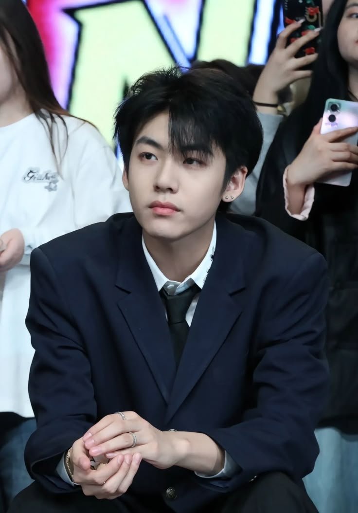 ảnh trai mặc vest phong cách