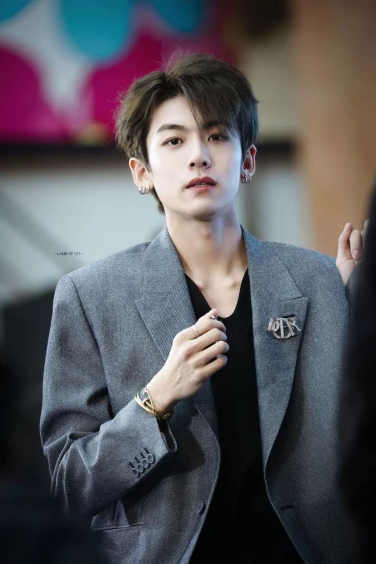 ảnh trai mặc vest sang trọng