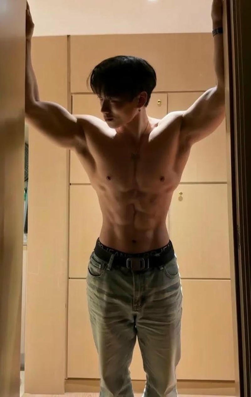 ảnh trai đẹp cơ bắp khỏe mạnh
