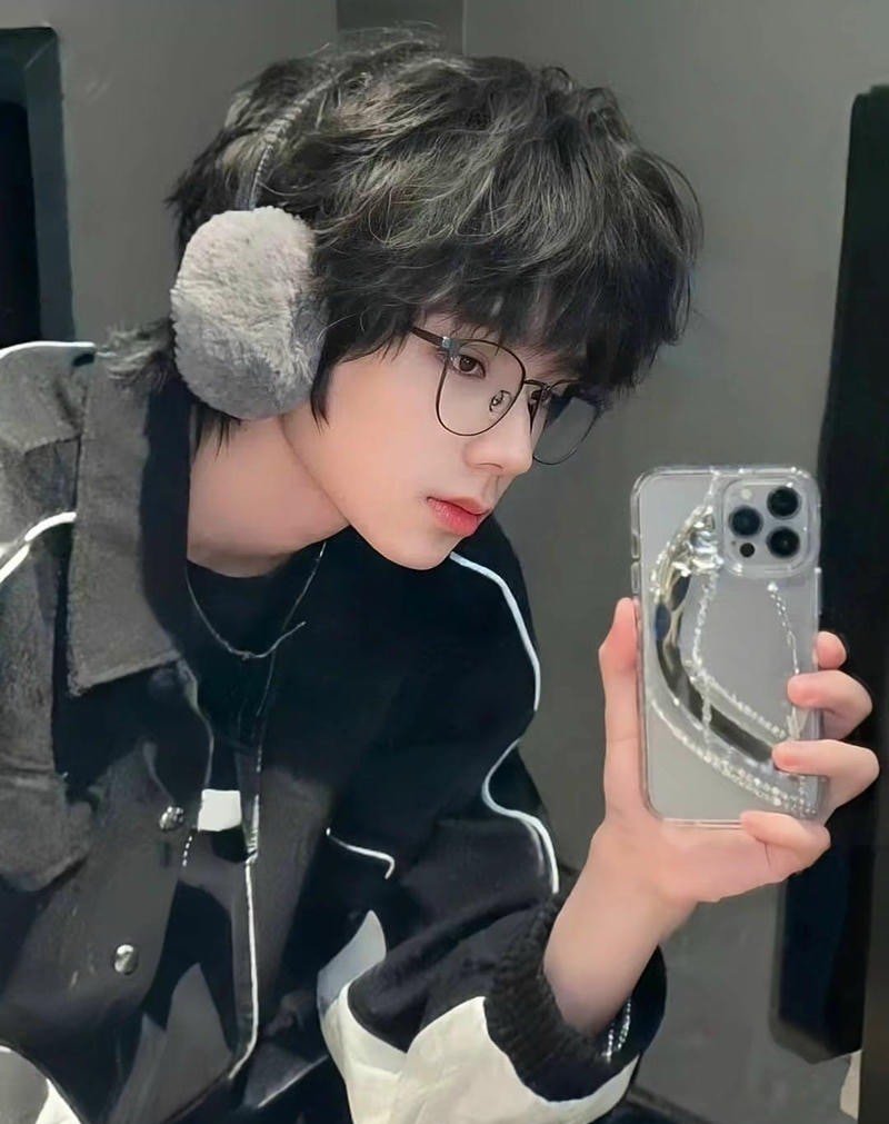 ảnh trai đẹp đeo kính selfie